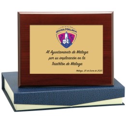 PLACA, MADERA Y ESTUCHE 11 X 7 CM ORO (GPC2015-)